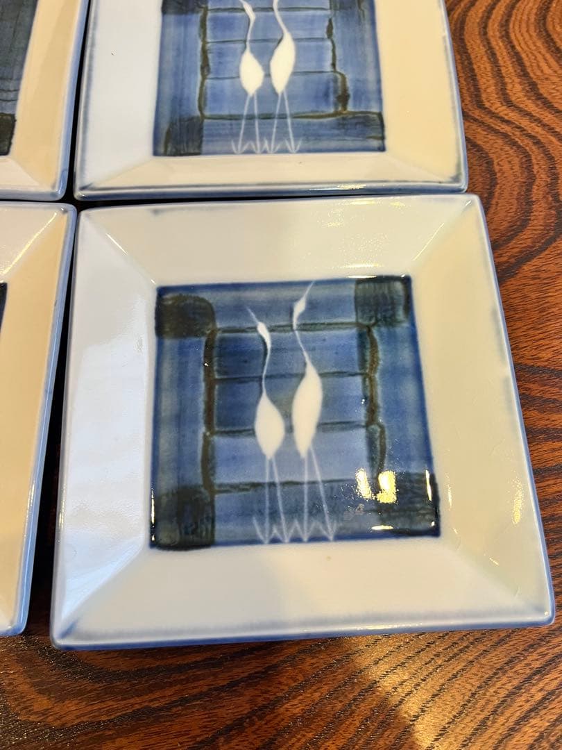 青い背景の白い鳥の皿4枚セット