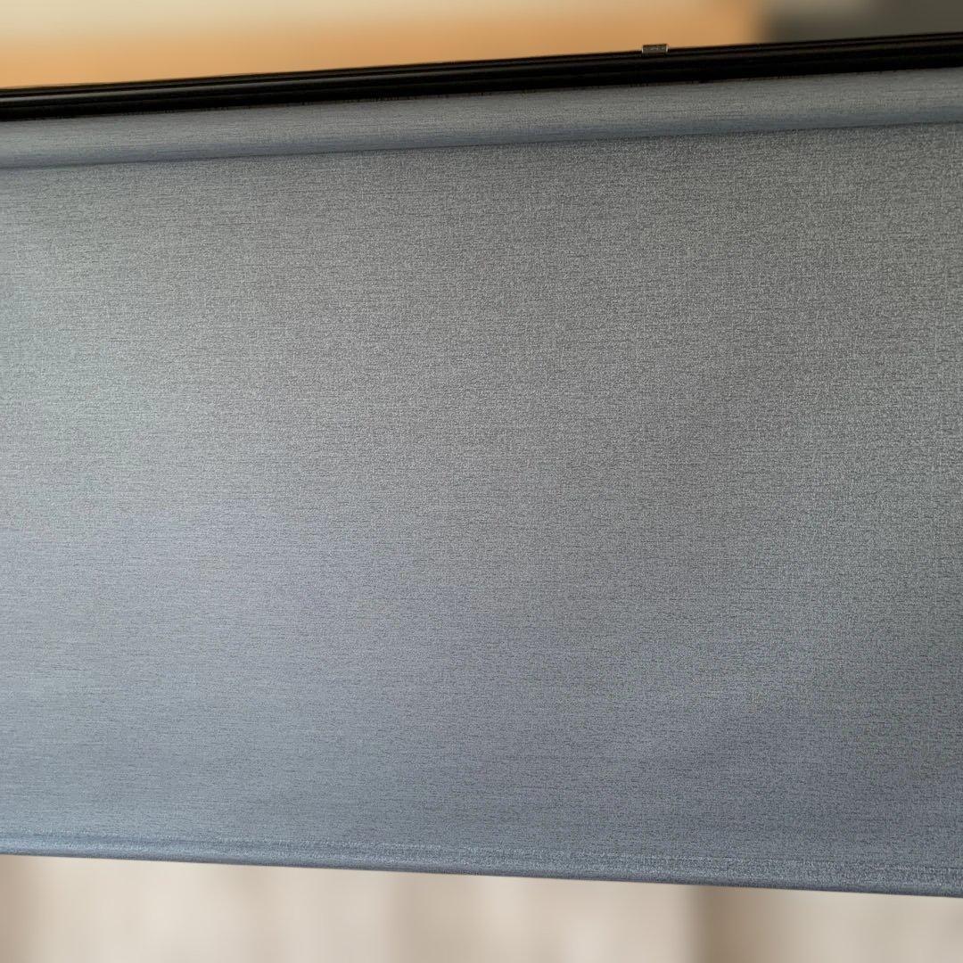 グレーの布地ロールスクリーン　タチカワ ブラインド