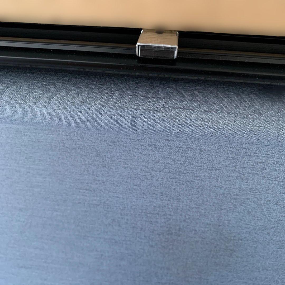 グレーの布地ロールスクリーン　タチカワ ブラインド