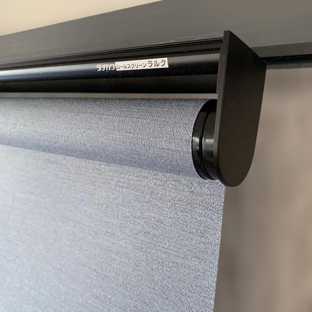 グレーの布地ロールスクリーン　タチカワ ブラインド