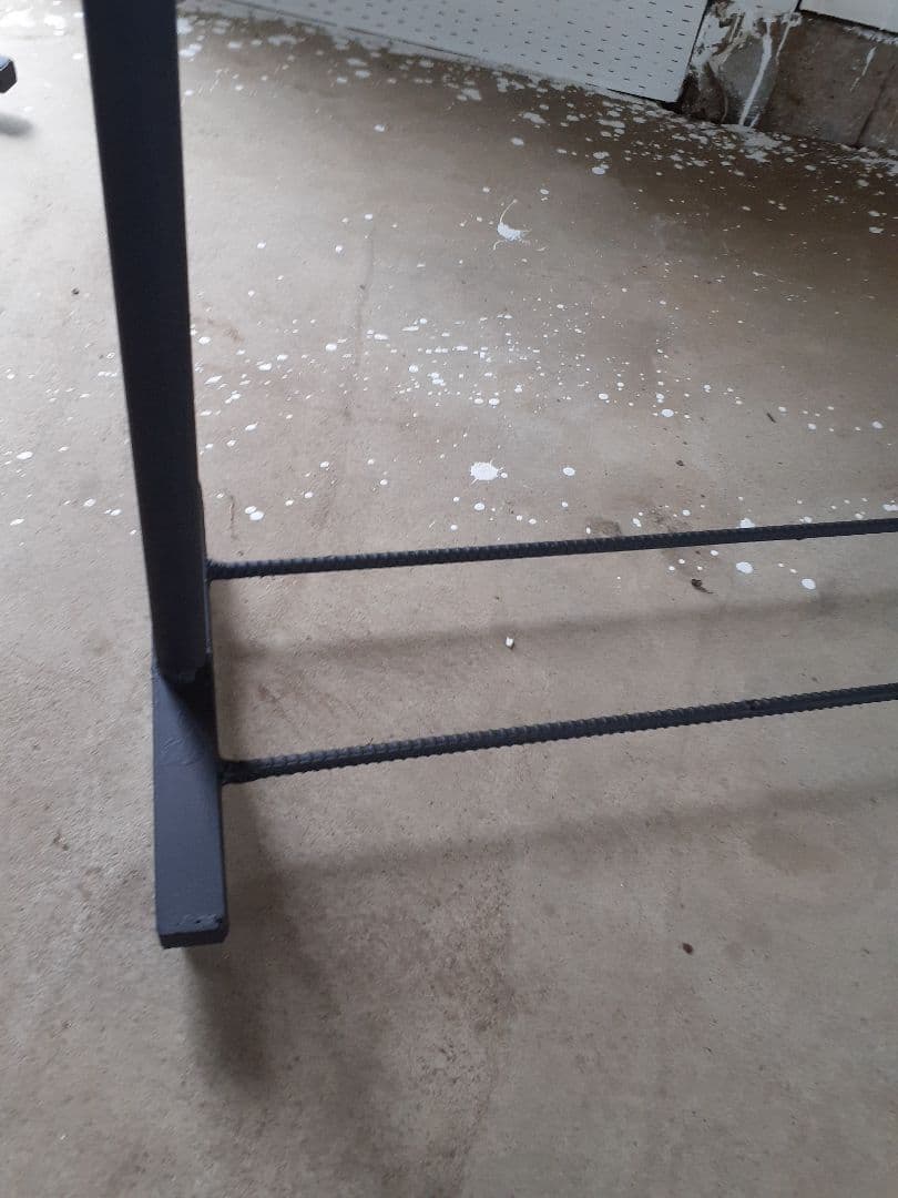 ガス管の黒い金属製ハンガーラック　インダストリアル家具