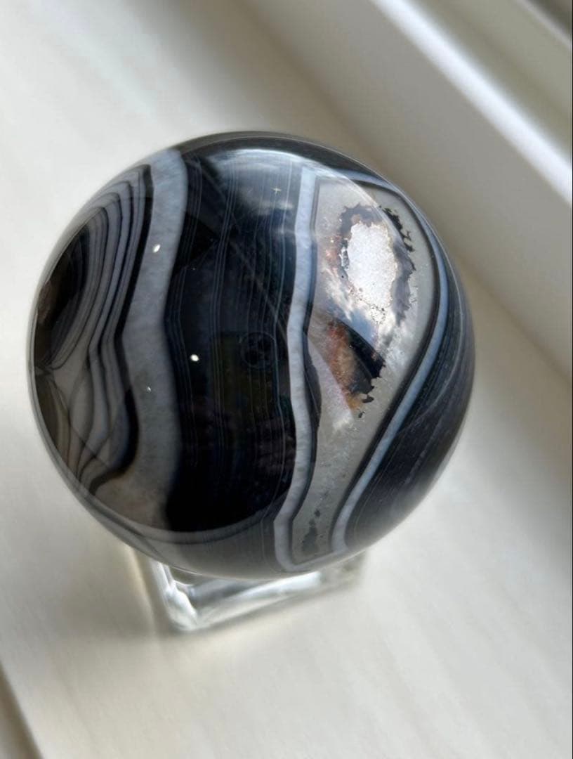 ウルグアイ産 ブラック瑪瑙（アゲート）スフィア 内なる世界を映す“異端美”