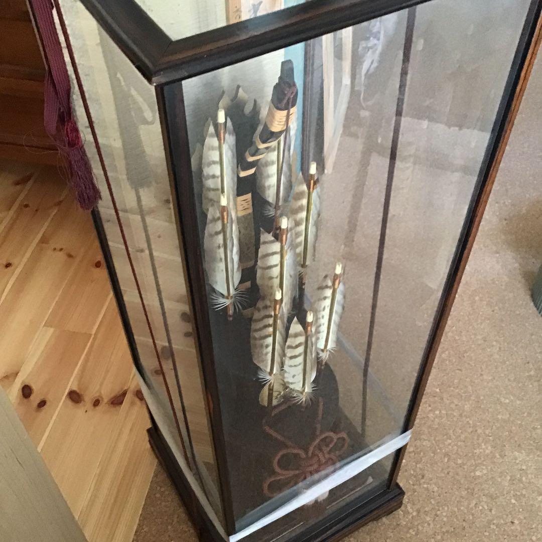 ガラスケース入り弓矢