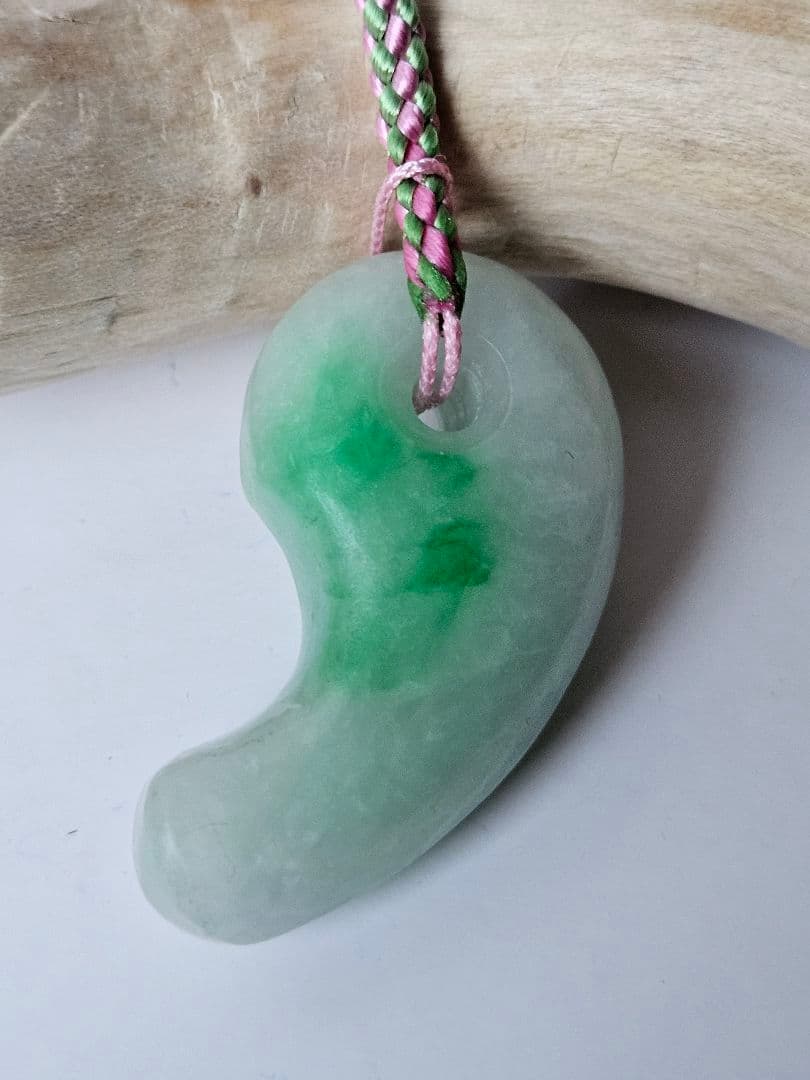 薄い黄緑 翡翠勾玉