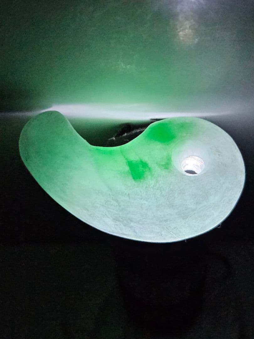 薄い黄緑 翡翠勾玉