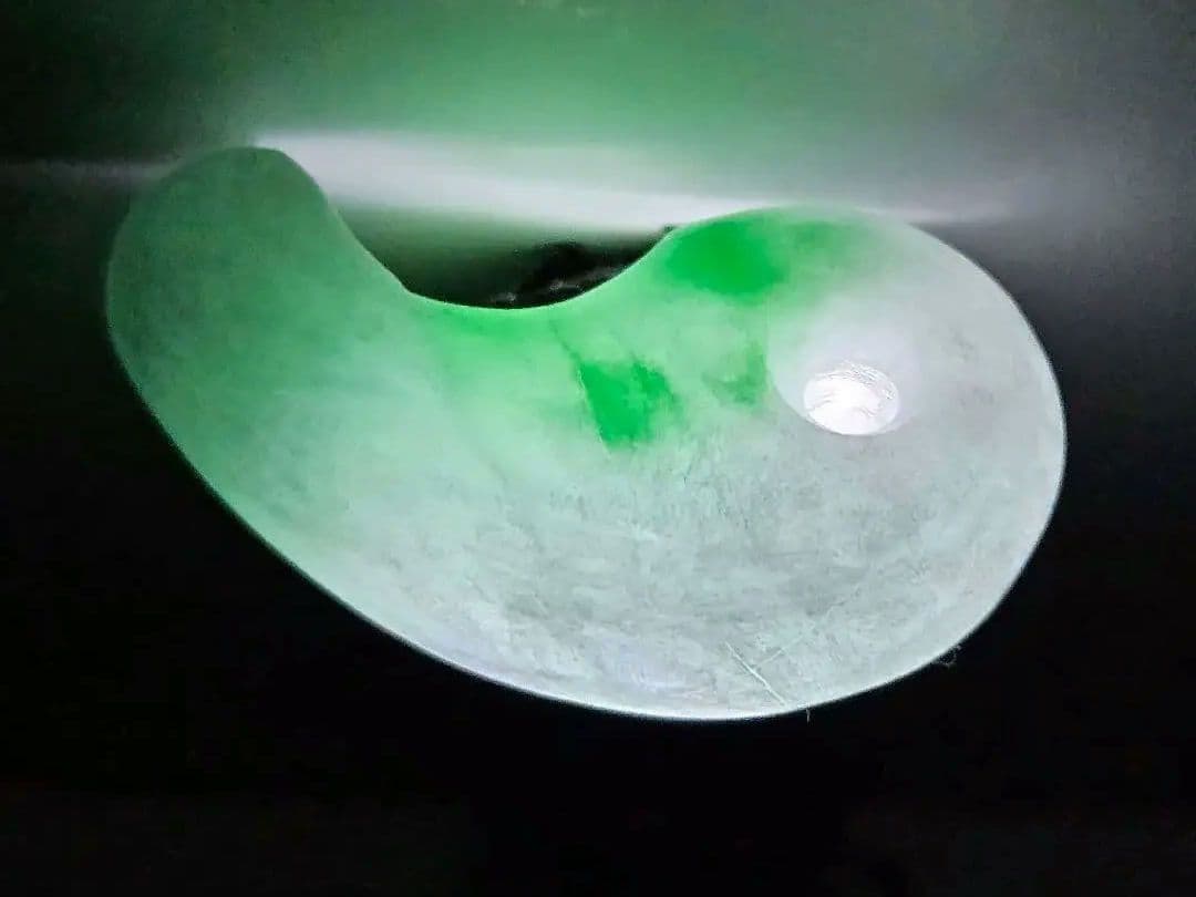 薄い黄緑 翡翠勾玉