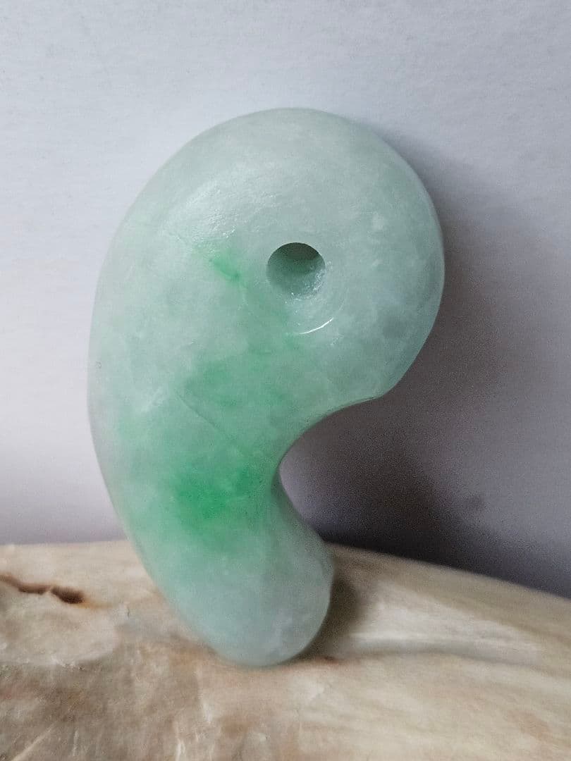 薄い黄緑 翡翠勾玉