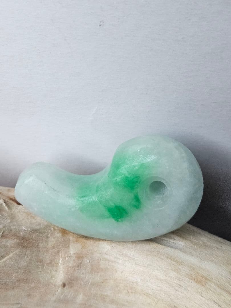 薄い黄緑 翡翠勾玉