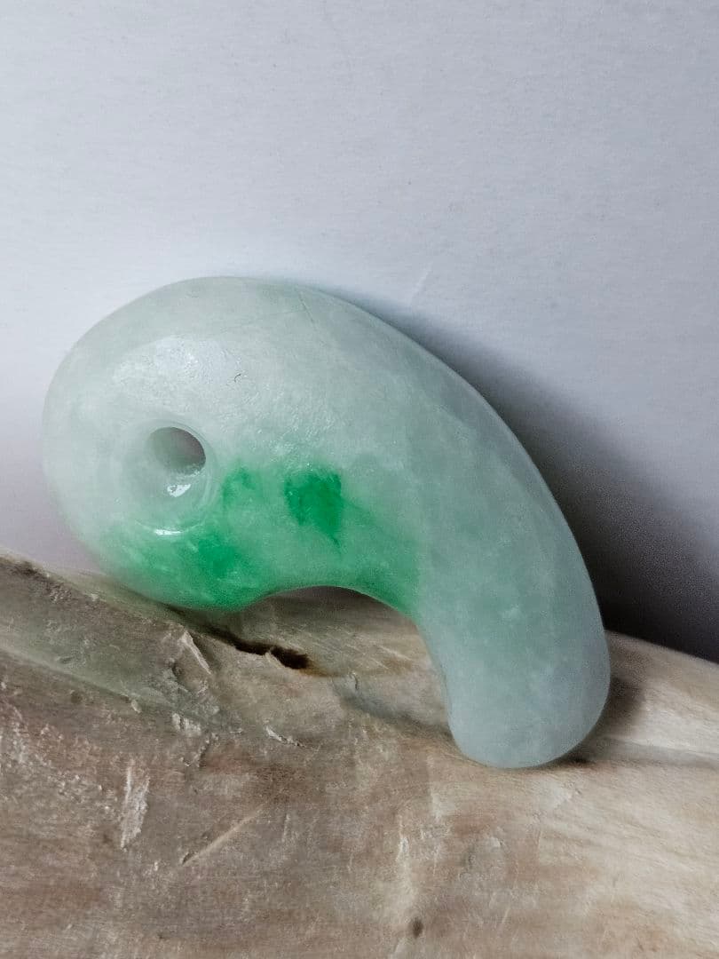 薄い黄緑 翡翠勾玉