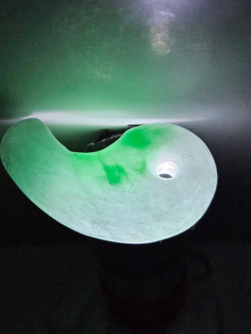 薄い黄緑 翡翠勾玉