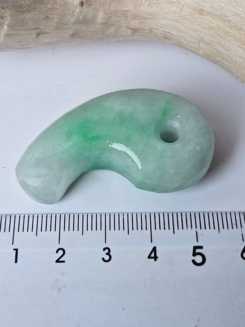 薄い黄緑 翡翠勾玉