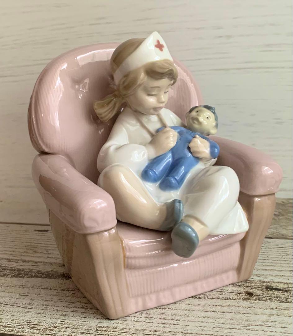 リヤドロNAO ナースごっこ 女の子 フィギュリン