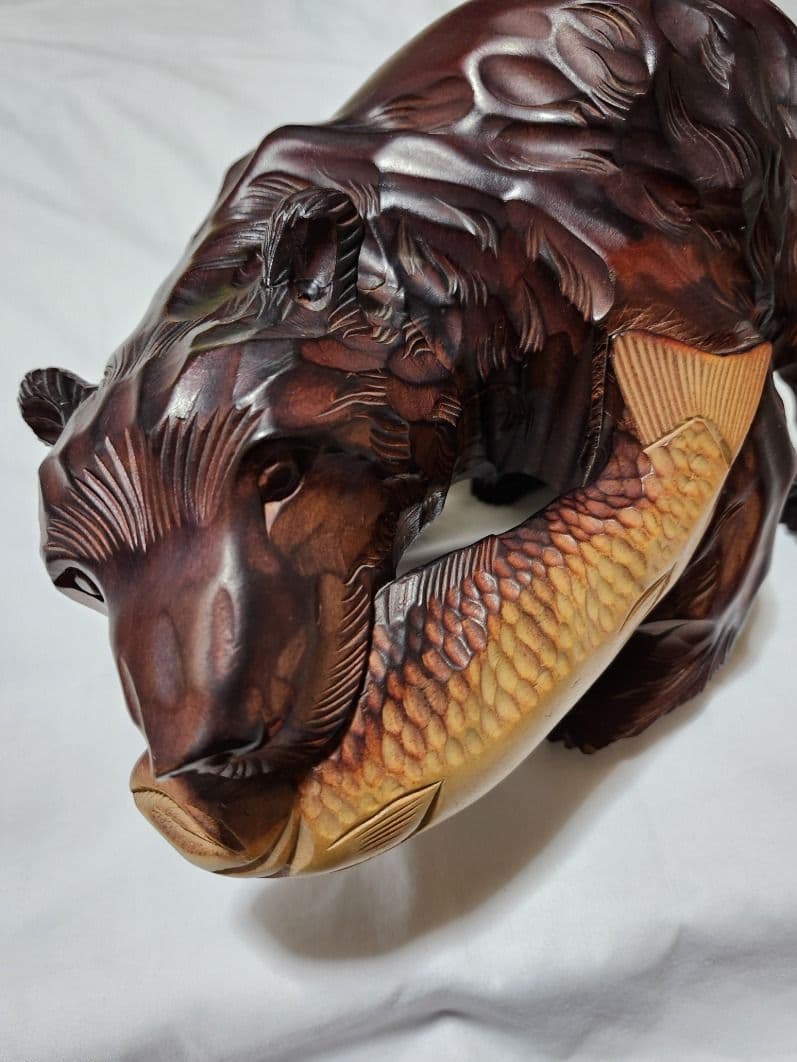 木製クマの置物 魚をくわえたデザイン 約30cm
