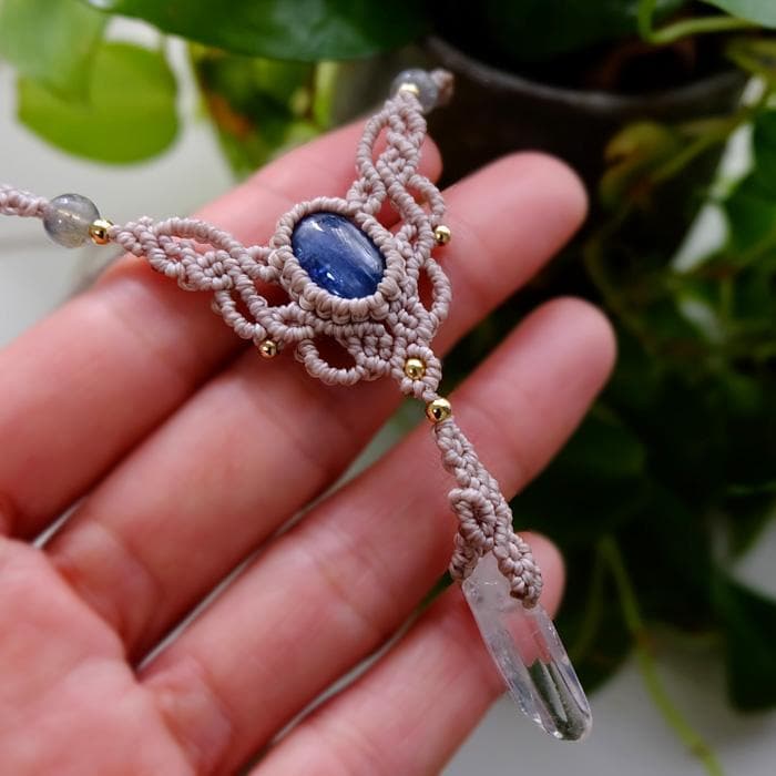 カイヤナイト（ネパール産）・水晶ポイントマクラメ編みチョーカーネックレス3817
