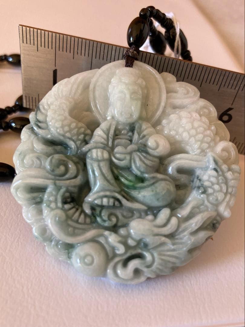 天然石　翡翠　彫刻　根付　ペンダント　ネックレス