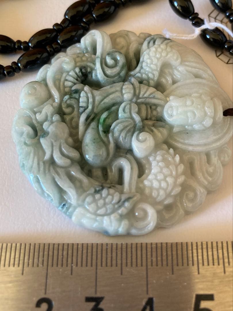 天然石　翡翠　彫刻　根付　ペンダント　ネックレス