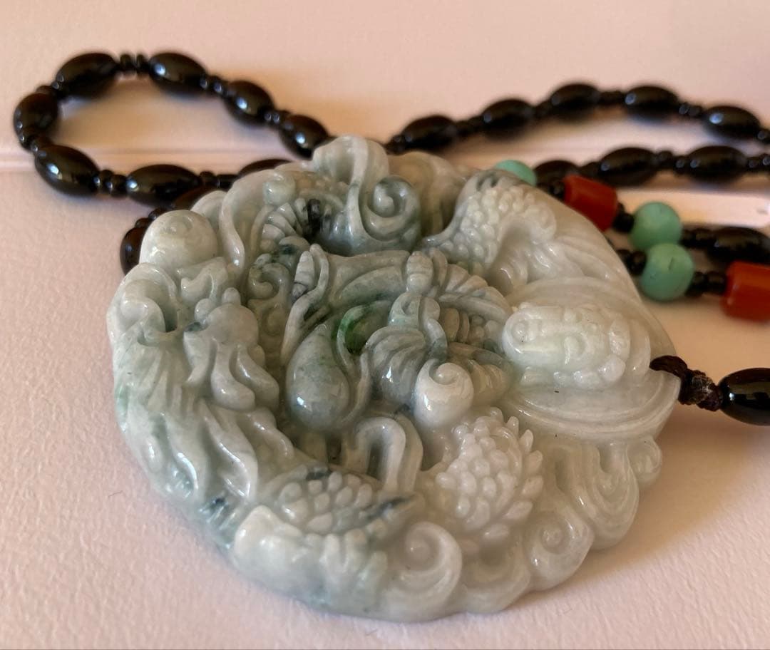 天然石　翡翠　彫刻　根付　ペンダント　ネックレス