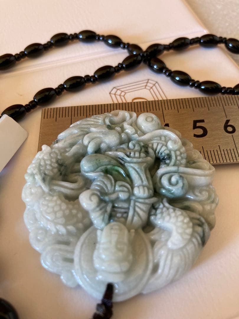 天然石　翡翠　彫刻　根付　ペンダント　ネックレス