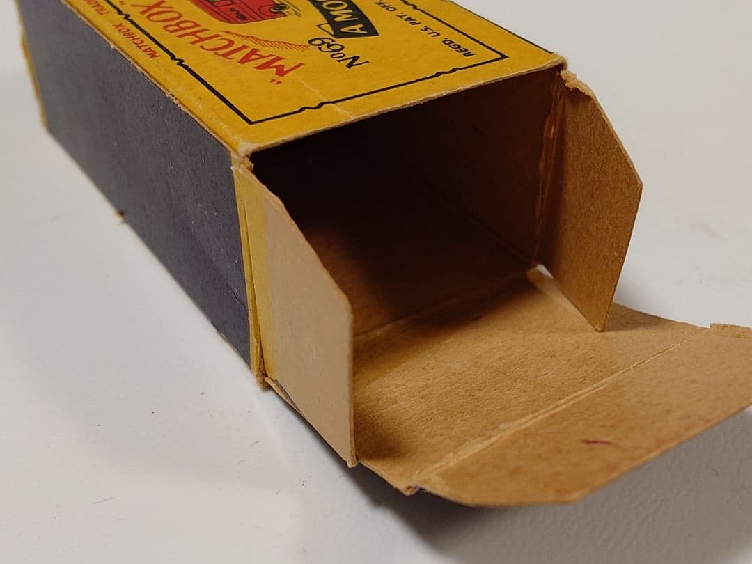 ミニカー MATCHBOX No.69 COMMER 30 CWT VAN Nestles