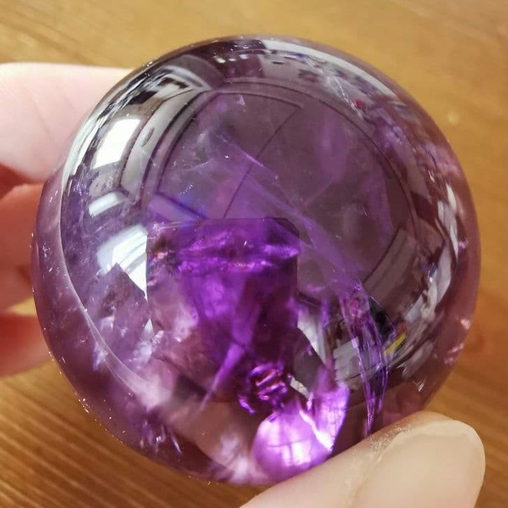 虹入り 台座付き 高品質 ウルグアイ産 アメジスト 丸玉
