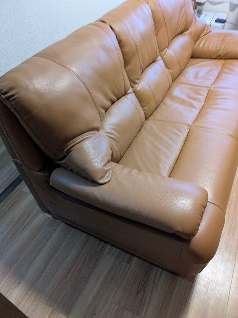 ベージュ合成皮革3人掛けソファ