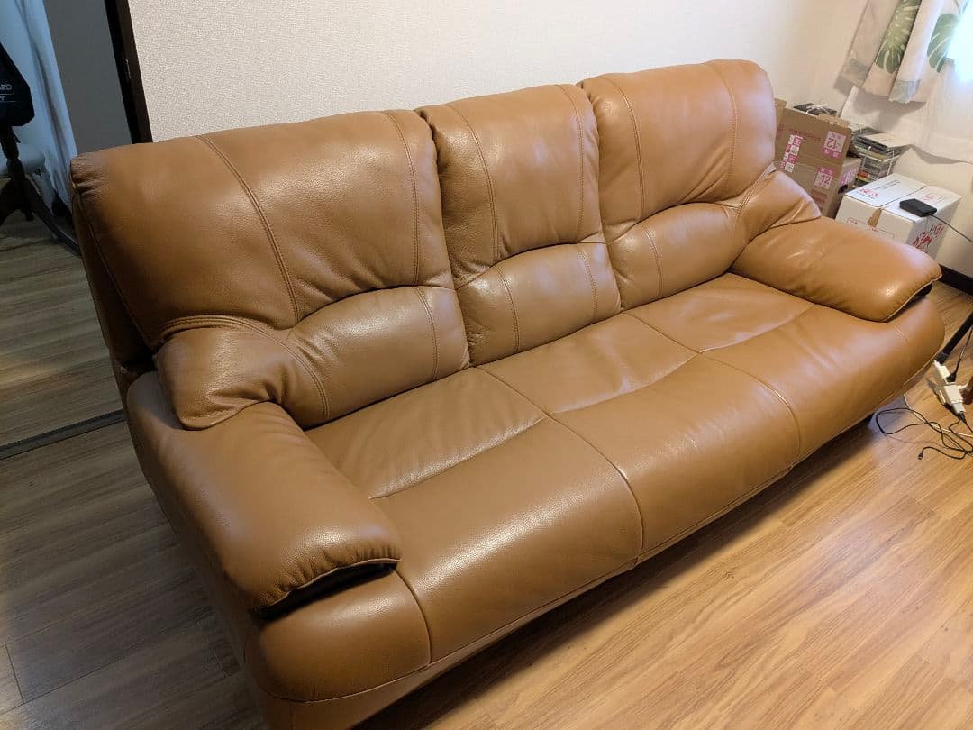 ベージュ合成皮革3人掛けソファ