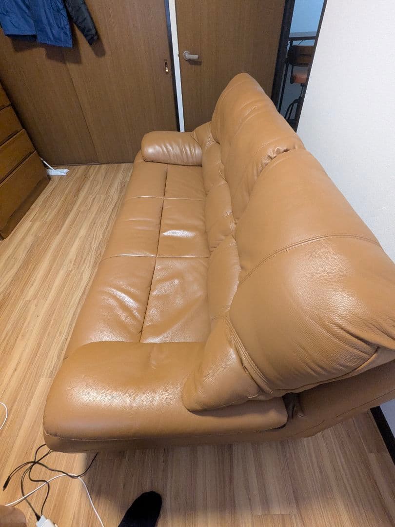 ベージュ合成皮革3人掛けソファ