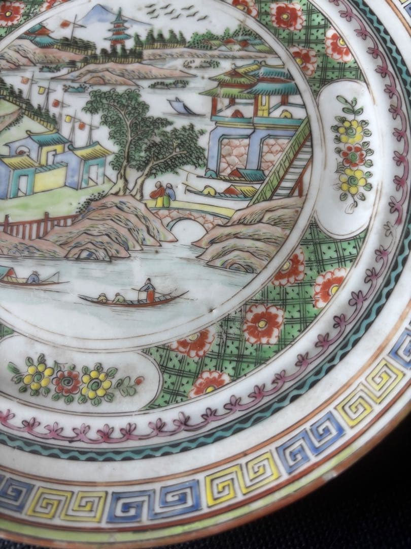 中国古美術品　清の時代　粉彩山水風景中皿　21.5cm