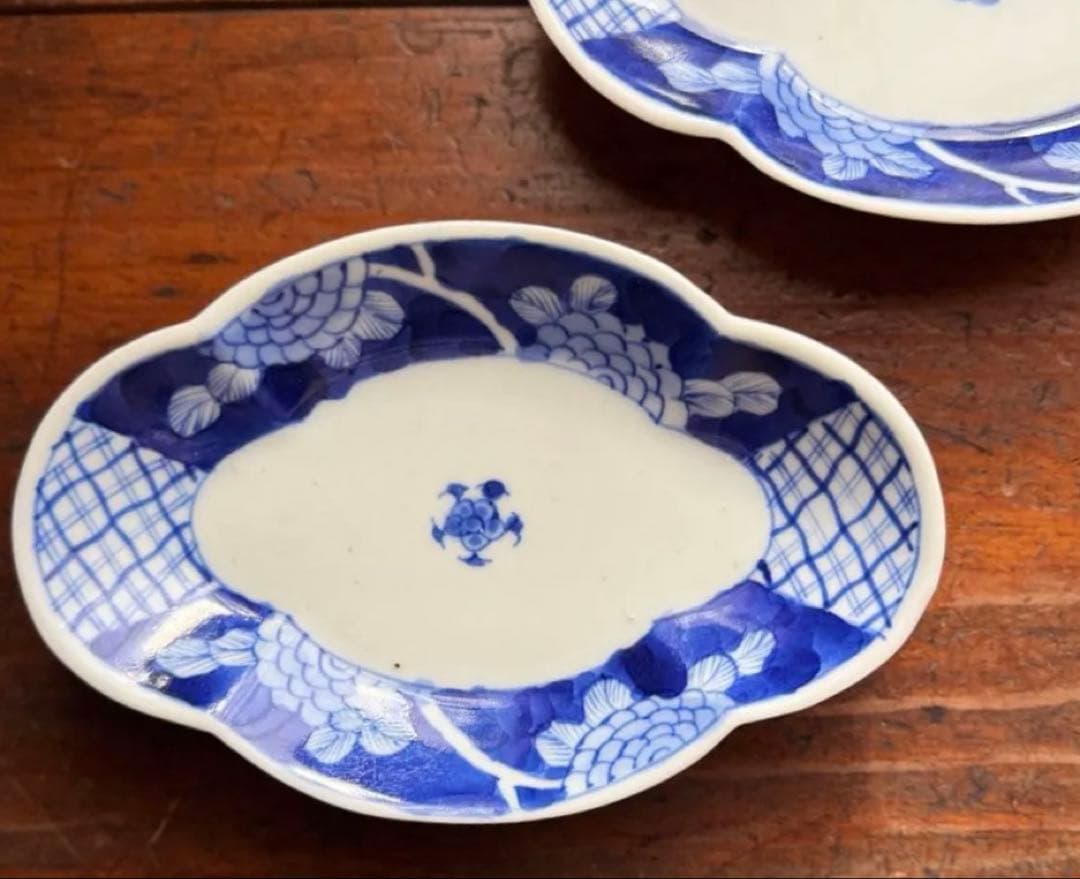 mg様専用 骨董皿 伊万里 染付草花格子文 変形皿 木瓜型2枚 - メルカリ