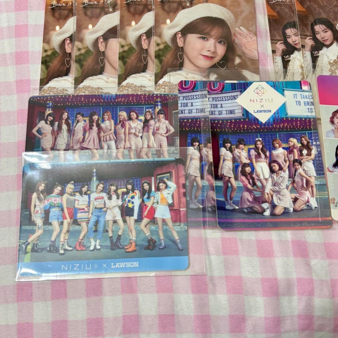 オンラインくじみいひステッカー➕NiziUステッカー - メルカリ