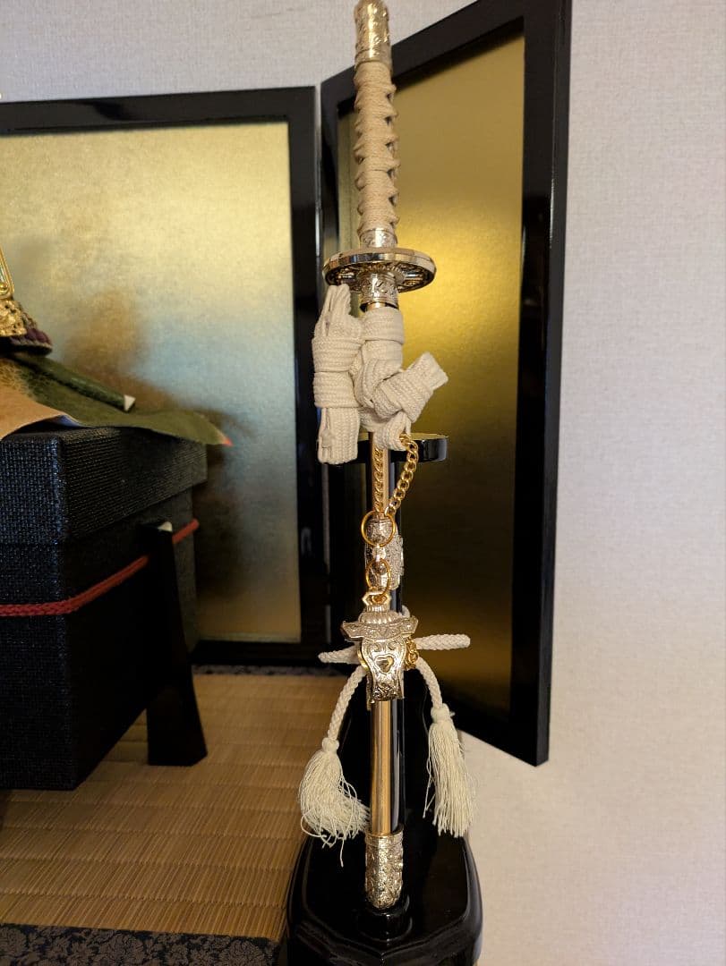 【織田信長公】創業314年 吉徳　兜飾り9号（弓太刀／絹目屏風／流備畳飾り台付）