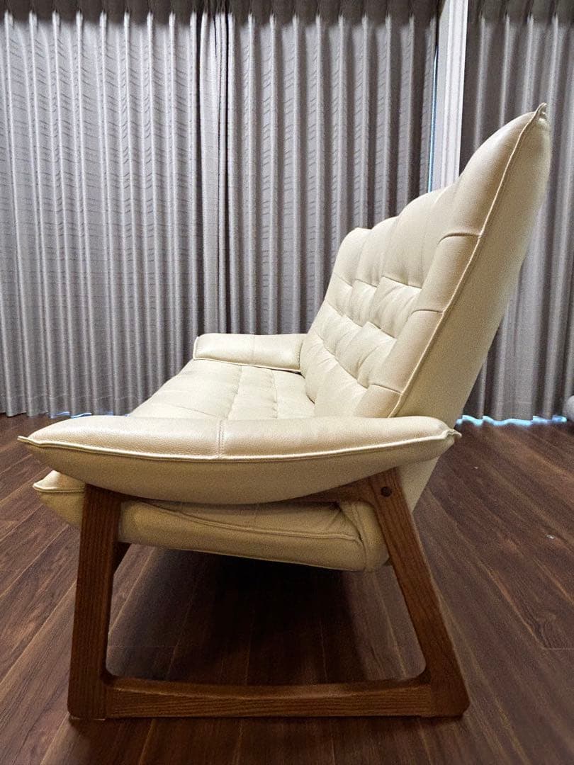 三人掛け革張りソファー　色:アイボリー