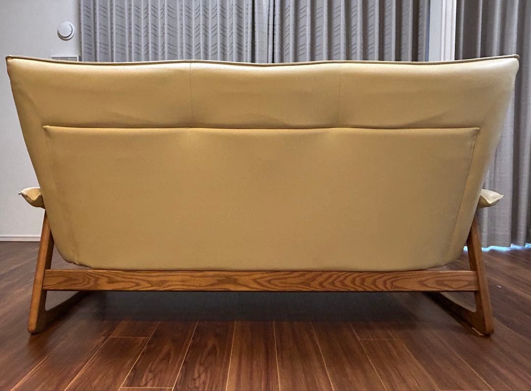 三人掛け革張りソファー　色:アイボリー