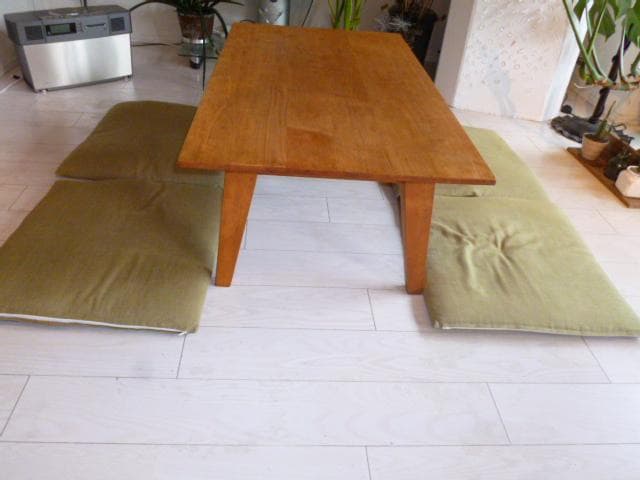 無垢テーブル　自然素材１００％のリボス塗装済