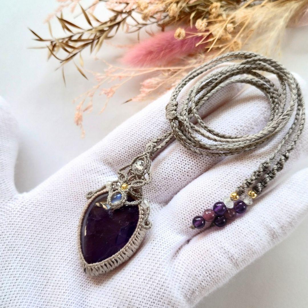 アメジスト＆ブルームーンストーンのマクラメ編みネックレス　ペンダント　天然石