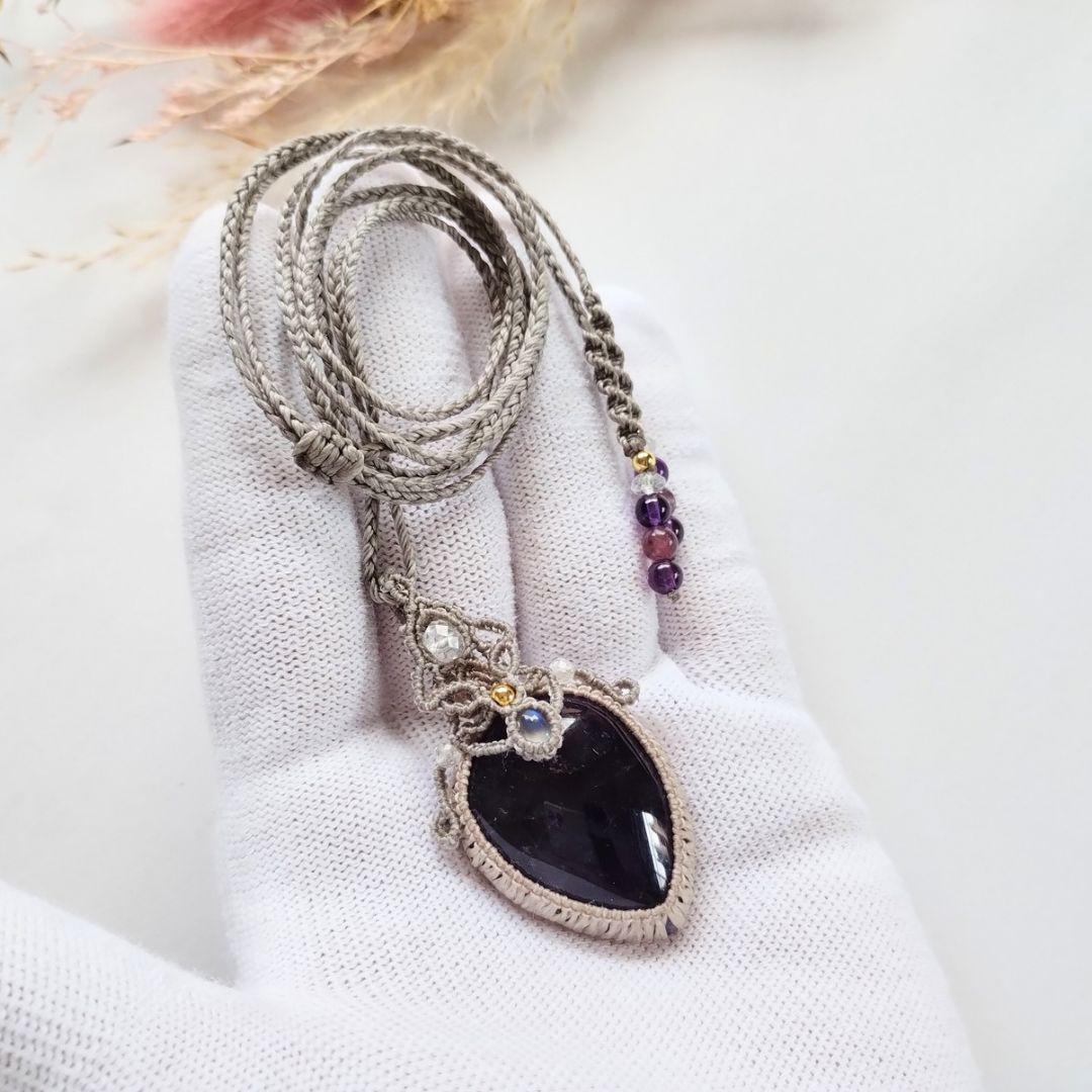 アメジスト＆ブルームーンストーンのマクラメ編みネックレス　ペンダント　天然石