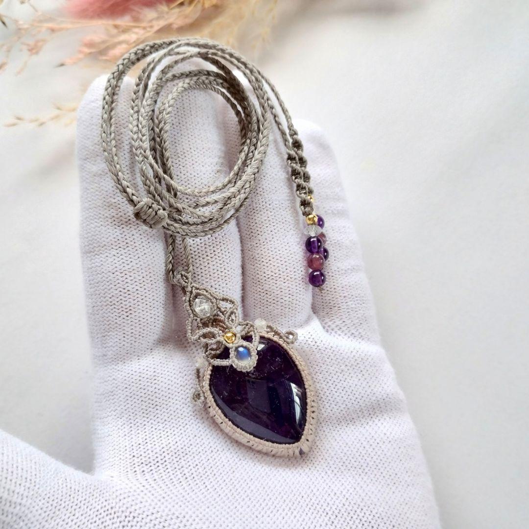アメジスト＆ブルームーンストーンのマクラメ編みネックレス　ペンダント　天然石