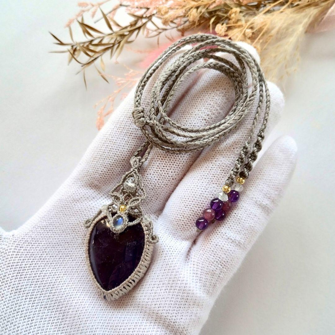 アメジスト＆ブルームーンストーンのマクラメ編みネックレス　ペンダント　天然石