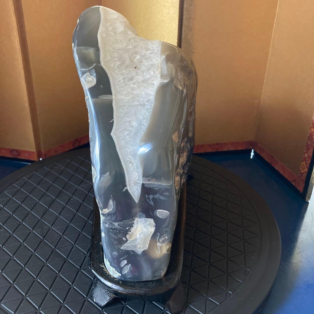 JAWSジョーズ(サメ)のようにも見える透明感のあるきれいな瑪瑙 鑑賞石　5kg