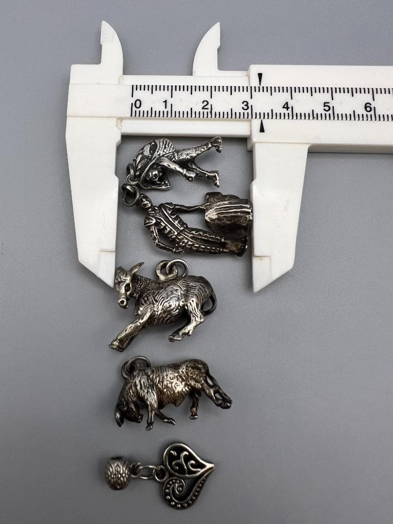 【海】銀製　ペンダント　闘牛士　ロバ　牛文など　５点　重量約２９ｇ　アンティーク