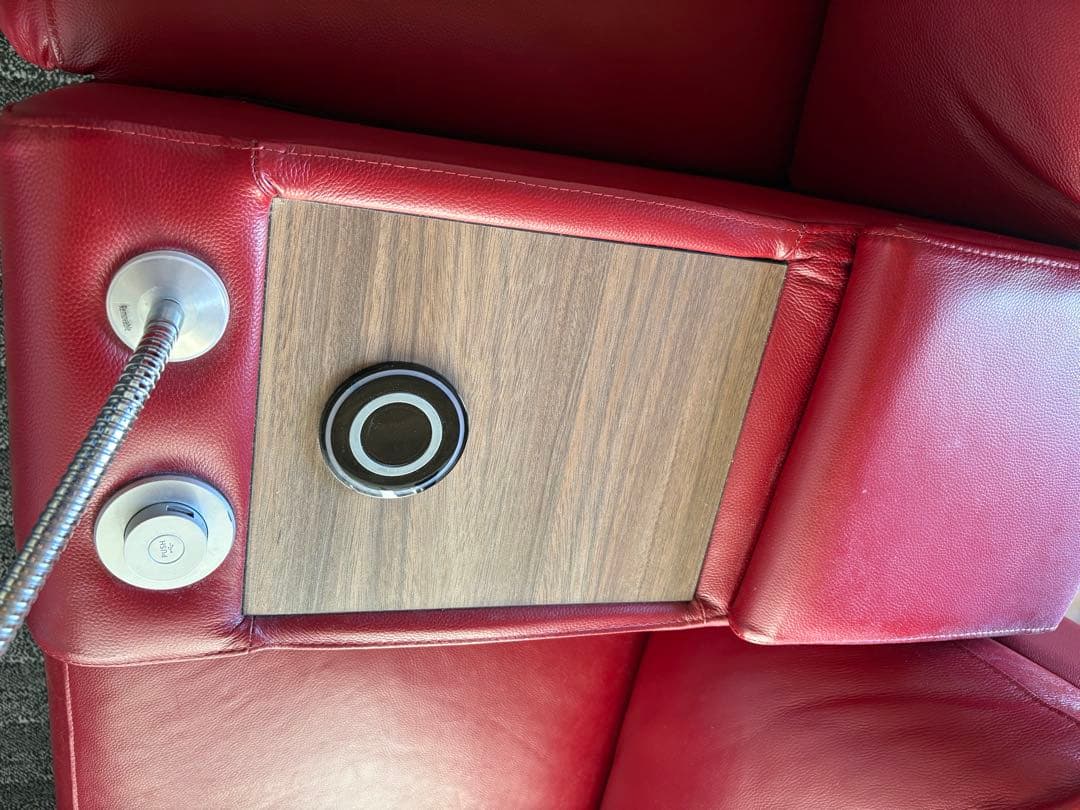 ニトリ赤い本革リクライニング2人掛けソファーワイド