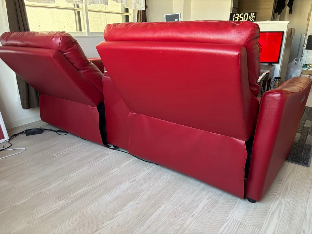 ニトリ赤い本革リクライニング2人掛けソファーワイド