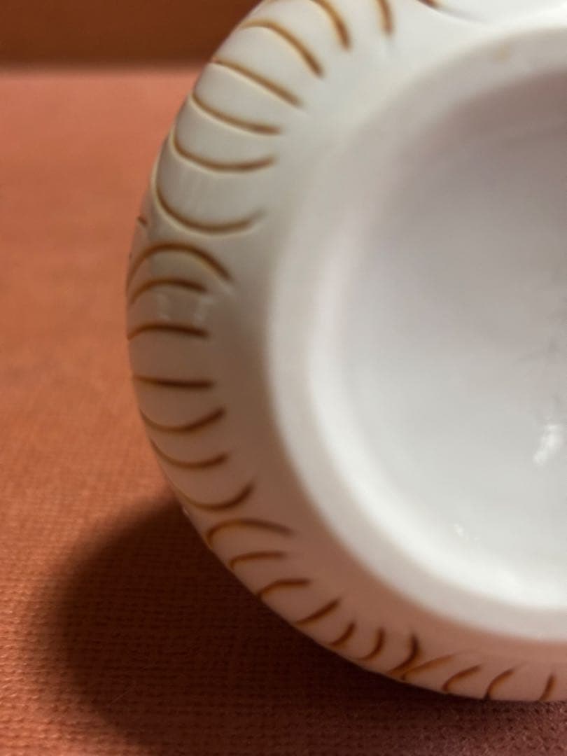 平戸三川内焼平戸松山作白磁鉄釉彫象形蓮葉文徳利　未使用　検献上陶工