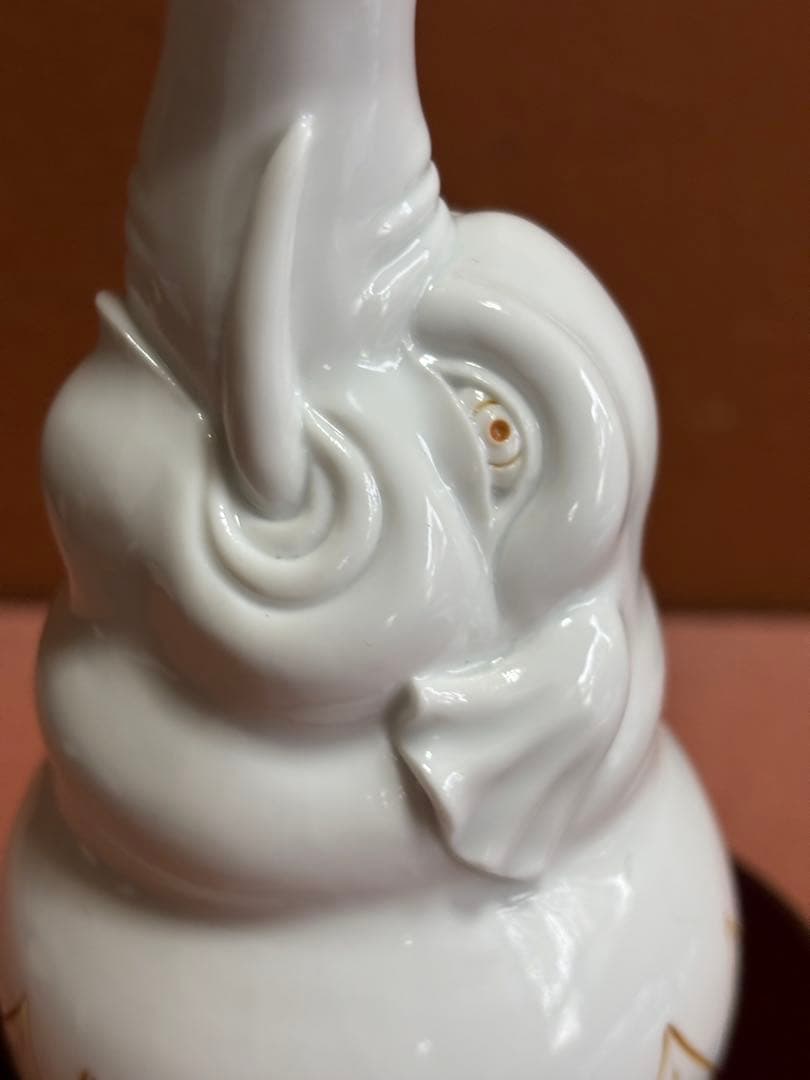 平戸三川内焼平戸松山作白磁鉄釉彫象形蓮葉文徳利　未使用　検献上陶工