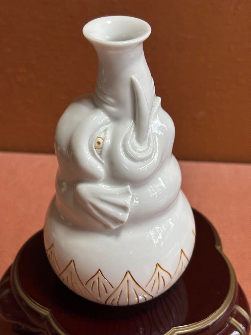 平戸三川内焼平戸松山作白磁鉄釉彫象形蓮葉文徳利　未使用　検献上陶工