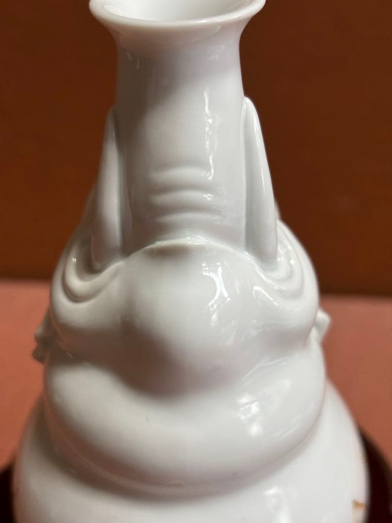 平戸三川内焼平戸松山作白磁鉄釉彫象形蓮葉文徳利　未使用　検献上陶工