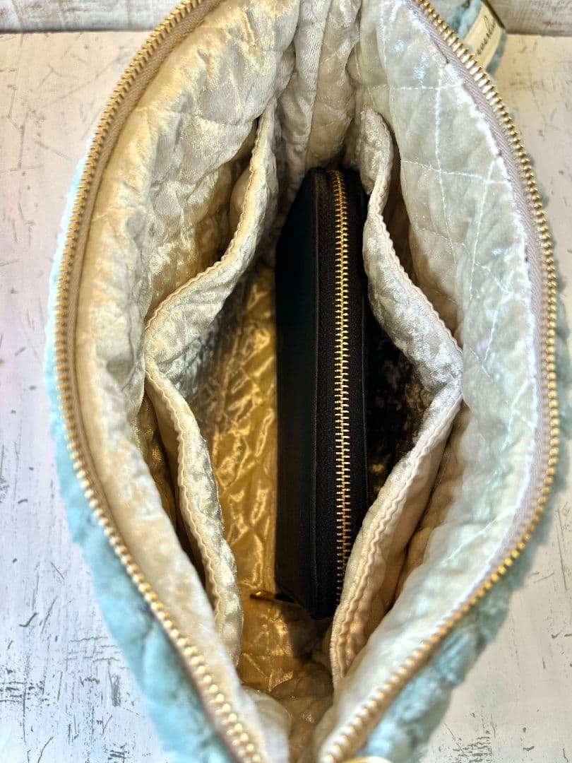 ロラライハリス♡ベビーブルージグザグファー生地♡刺繍のショルダーバッグ♡