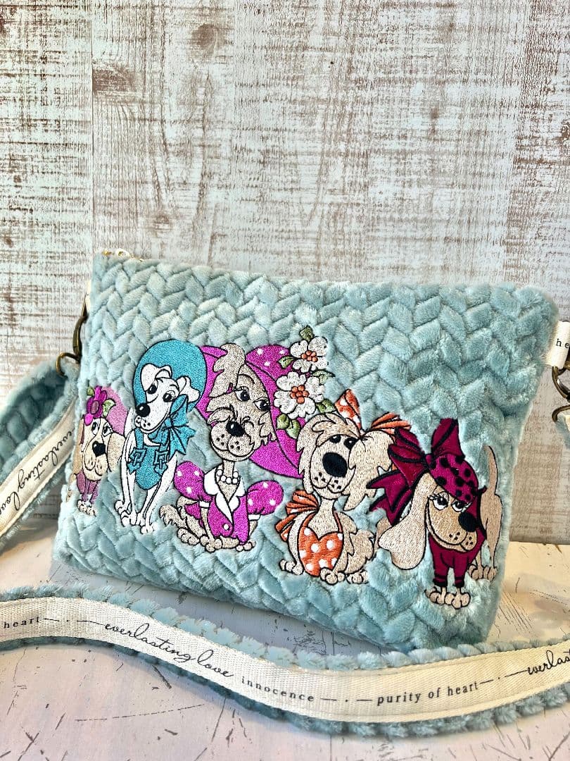 ロラライハリス♡ベビーブルージグザグファー生地♡刺繍のショルダーバッグ♡