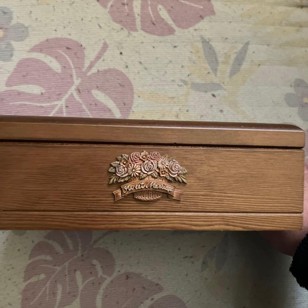 花の装飾付き木製オルゴールボックス