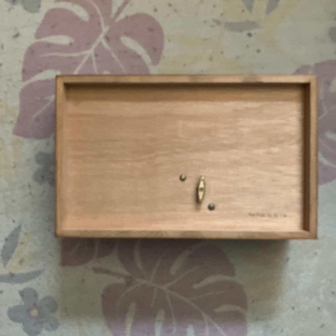 花の装飾付き木製オルゴールボックス